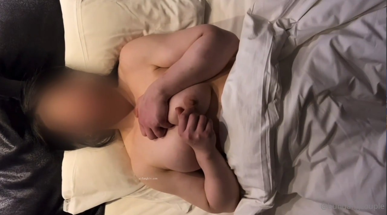 模特身材时尚性感美女主播晚上和粉丝在户外工地啪啪外面实在太冷了鸡巴硬不起只好车震 B